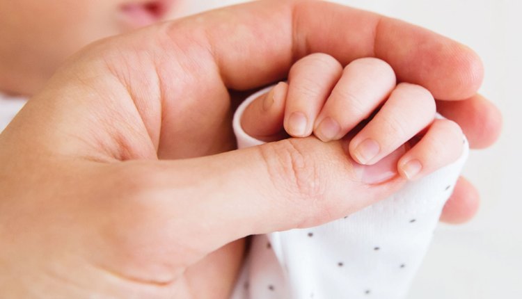 ostříhané nehty-novorozenec